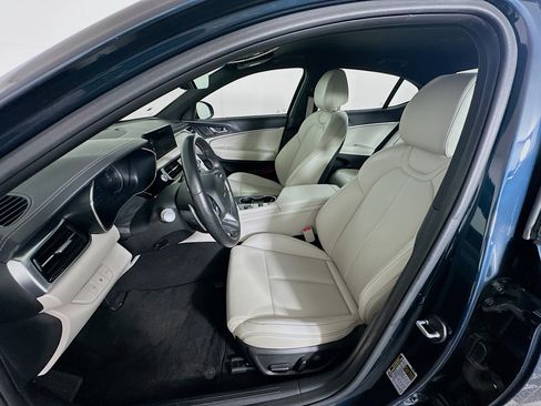 Used 2025 Genesis G70 2.5T RWD image 13