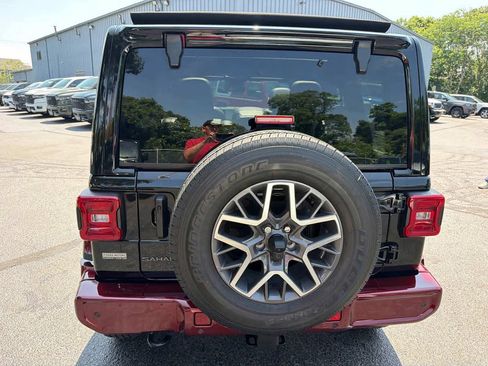 Used 2025 Jeep Wrangler Unlimited Sahara AWD/4WD image 6