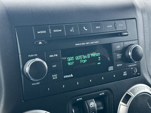 Used 2017 Jeep Wrangler Unlimited Sahara w/ Connectivity Group image 18