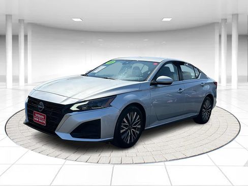 Used 2023 Nissan Altima 2.5 SV FWD image 1