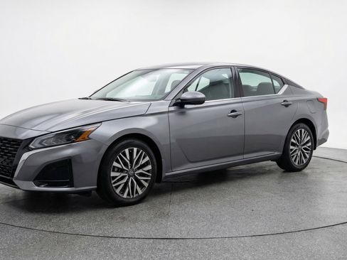 Used 2025 Nissan Altima 2.5 SV image 3