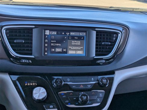 Used 2022 Chrysler Voyager LX image 19