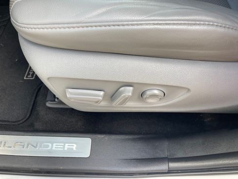 Used 2023 Toyota Highlander Limited FWD image 9