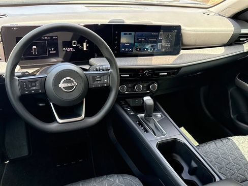 Used 2025 Nissan Kicks SV FWD image 5