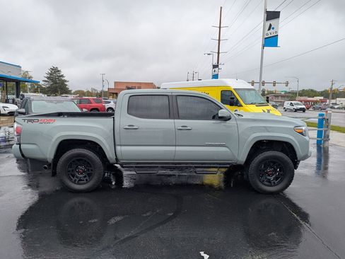 Used 2022 Toyota Tacoma TRD Sport AWD/4WD image 2