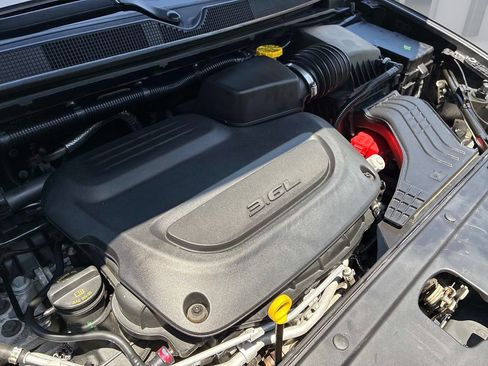 Used 2023 Chrysler Pacifica Touring-L FWD image 23