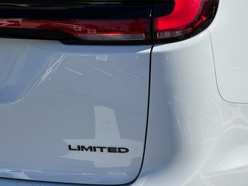 Certified 2025 Chrysler Pacifica Limited FWD image 25