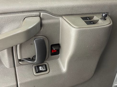 Used 2016 Chevrolet Express 2500 image 41