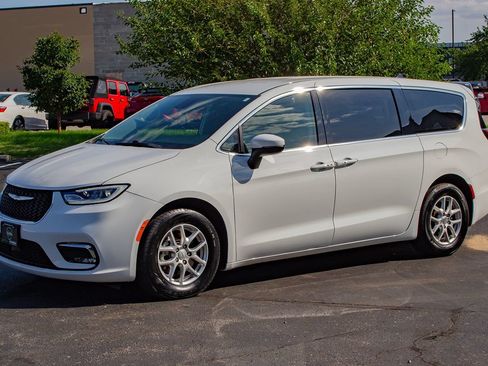 Used 2023 Chrysler Pacifica Touring-L FWD image 4