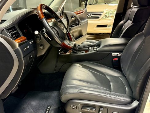 Used 2016 Lexus LX 570 4WD w/ Luxury Package image 21