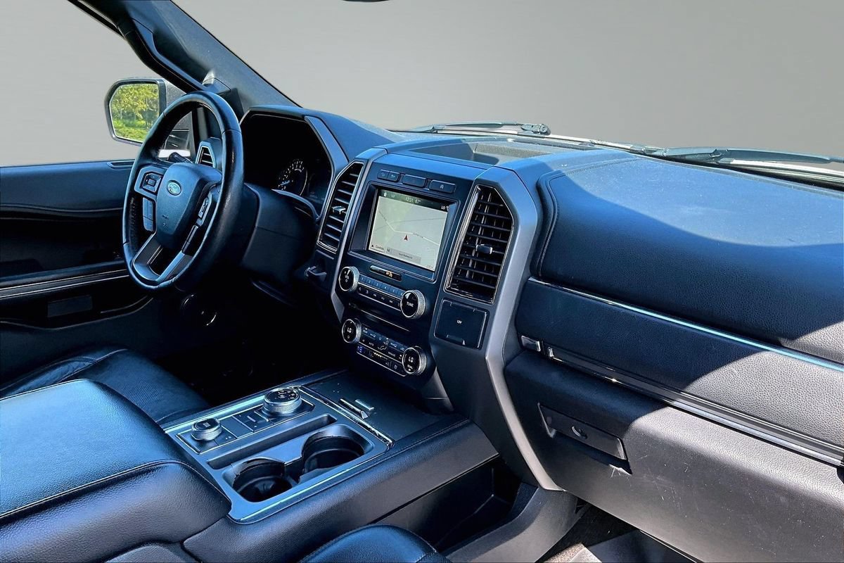 Used 2018 Ford Expedition XLT w/ Equipment Group 202A AWD/4WD image 13