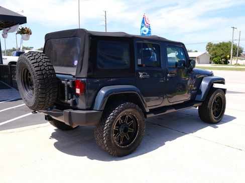 Used 2017 Jeep Wrangler Unlimited Sahara w/ Connectivity Group AWD/4WD image 5