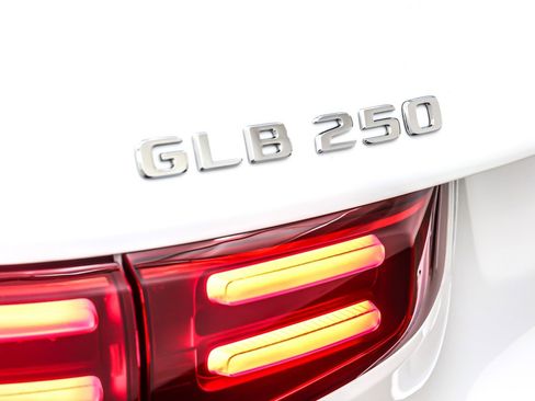 Certified 2025 Mercedes-Benz GLB 250 image 11