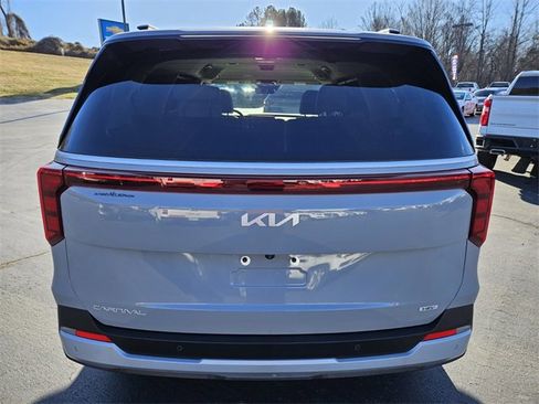 Used 2025 Kia Carnival EX image 6
