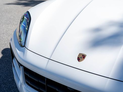 Certified 2025 Porsche Cayenne E-Hybrid w/ Premium Package Plus image 16