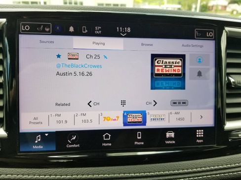 Used 2023 Chrysler Pacifica Touring-L AWD/4WD image 29
