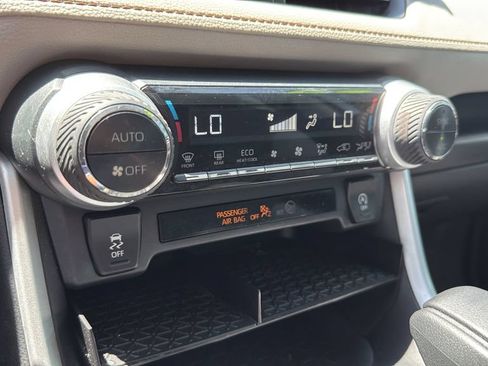 Used 2020 Toyota RAV4 XLE w/ Convenience Package FWD image 20