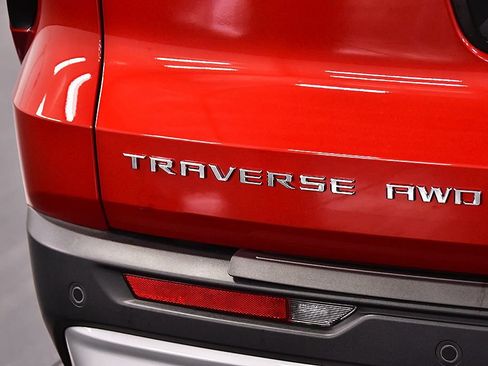 Used 2025 Chevrolet Traverse LT w/ Driver Confidence Package AWD/4WD image 10