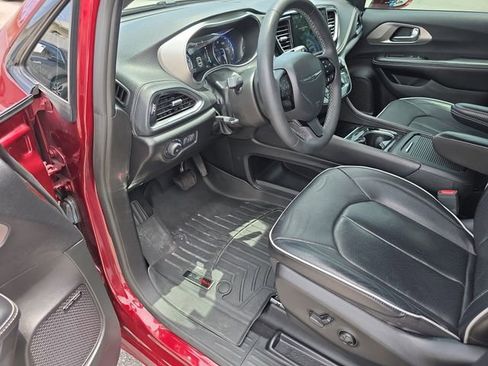 Used 2022 Chrysler Pacifica Limited w/ S Appearance Package FWD image 10