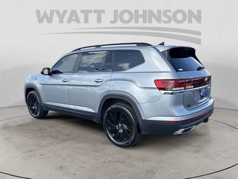 Used 2024 Volkswagen Atlas SE w/ Panoramic Sunroof Package image 3