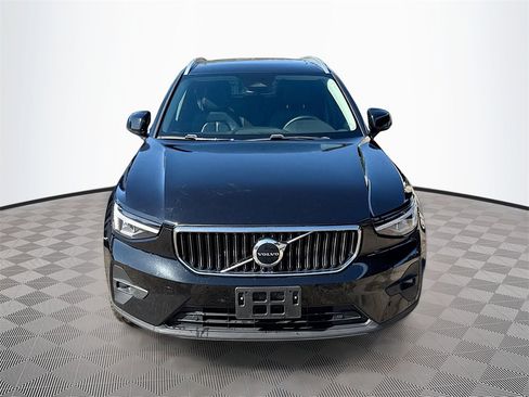 Used 2023 Volvo XC40 B5 Plus image 2