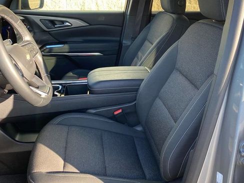 Used 2025 Chevrolet Traverse LT image 17