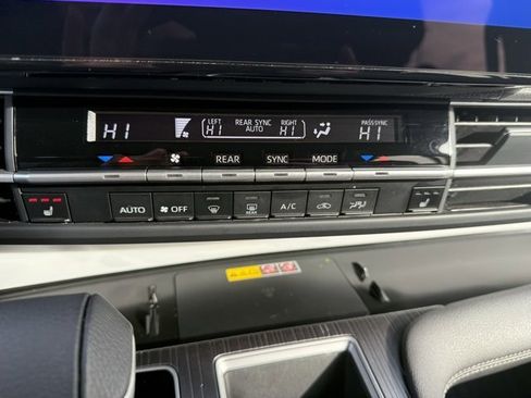 Used 2025 Toyota Sienna XLE image 25