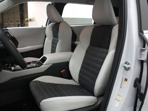 New 2026 Mitsubishi Outlander SE image 7