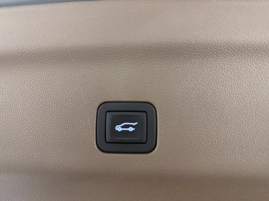 Used 2025 GMC Yukon Denali w/ Sun & Power Step Package RWD image 9
