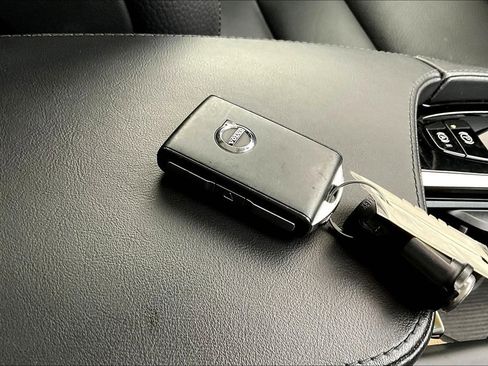 Used 2023 Volvo XC90 B6 Plus image 13