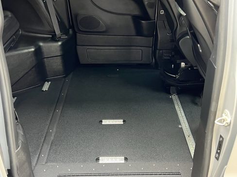 Used 2023 Chrysler Pacifica Touring-L w/ Uconnect Theater Family Group image 11