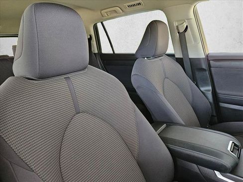 Used 2023 Toyota Highlander L FWD image 19