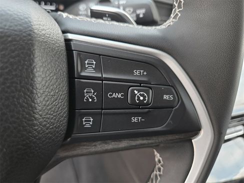 Used 2023 Jeep Grand Cherokee Limited w/ Luxury Tech Group II image 16