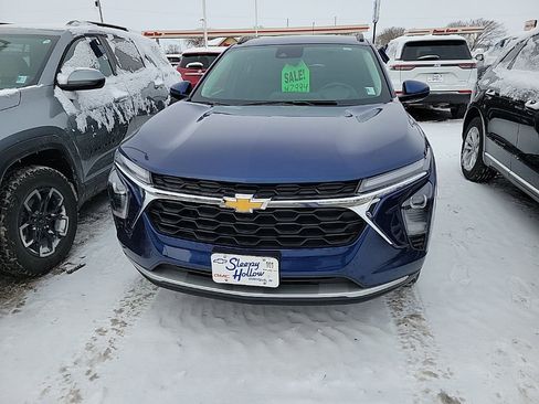 Used 2024 Chevrolet Trax LT w/ LT Convenience Package image 2
