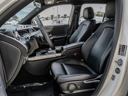 Used 2022 Mercedes-Benz GLB 250 w/ Premium Package Lite image 3