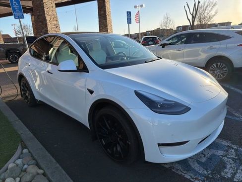 Used 2022 Tesla Model Y Long Range image 1