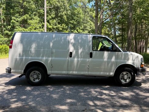 Used 2018 Chevrolet Express 2500 w/ Chrome Appearance Package RWD image 4