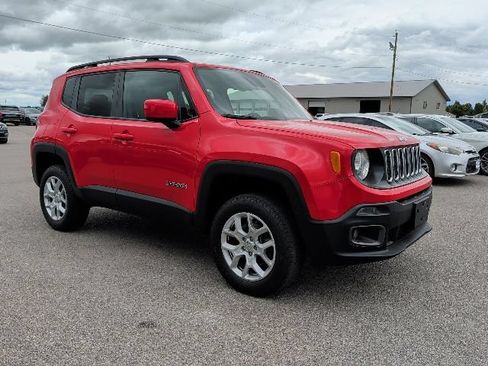 Used 2018 Jeep Renegade Latitude w/ Popular Equipment Group AWD/4WD image 2