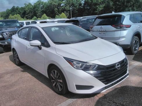 Used 2024 Nissan Versa SV FWD image 4