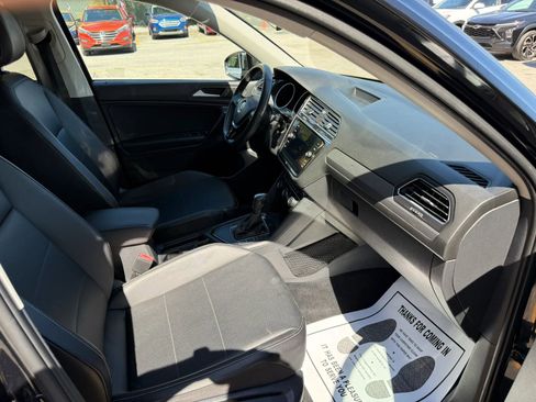 Used 2021 Volkswagen Tiguan SE FWD image 18