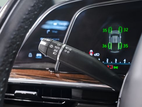 Used 2022 Cadillac Escalade Premium Luxury w/ Touring Package AWD/4WD image 21