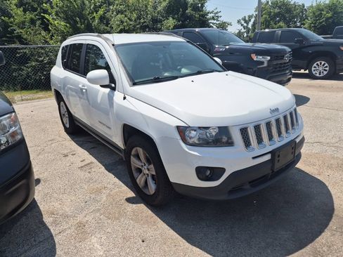 Used 2017 Jeep Compass Latitude AWD/4WD image 2