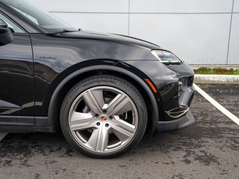 Certified 2025 Porsche Macan Electric image 9