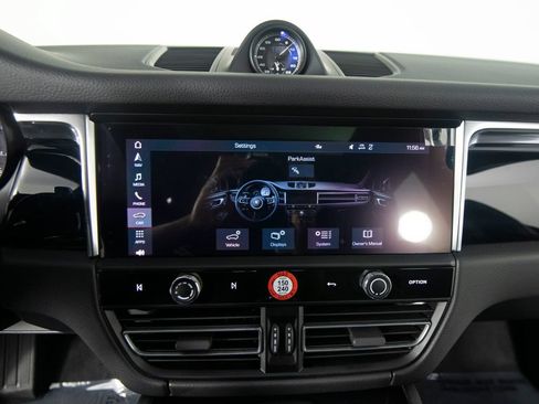 Certified 2026 Porsche Macan AWD/4WD image 28
