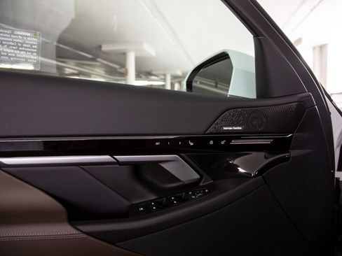 Certified 2025 BMW 530i xDrive 530i xDrive w/ Premium Package image 15