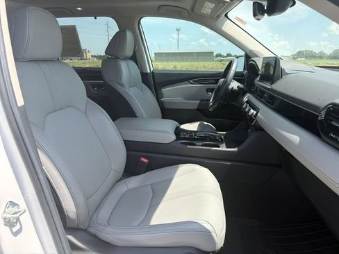 Used 2025 Honda Pilot Touring image 14