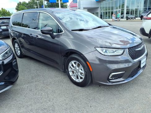 Used 2023 Chrysler Pacifica Touring-L FWD image 1