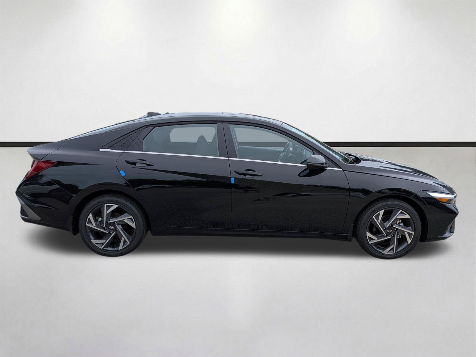 New 2026 Hyundai Elantra Limited FWD image 3