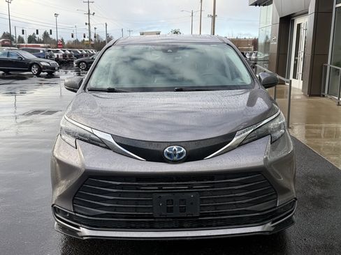 Used 2024 Toyota Sienna LE image 3