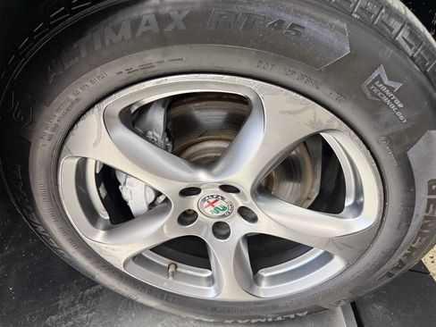 Used 2018 Alfa Romeo Stelvio AWD image 29